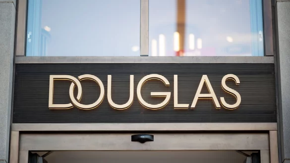 Das Douglas-Logo, aufgenommen an einer Douglas-Filiale am Jungfernstieg. - &copy; Daniel Reinhardt/dpa/Archivbild