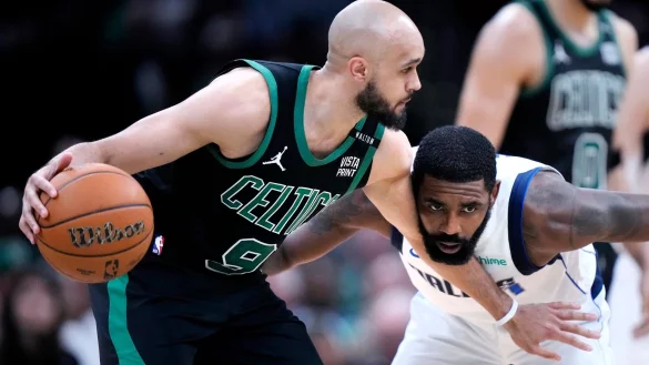Derrick White (l) von den Boston Celtics im Duell mit Kyrie Irving von den Dallas Mavericks. - &copy; Steven Senne/AP