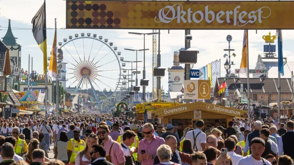Die Sicherheitskontrollen auf dem diesjährigen Oktoberfest sollen intensiviert werden. (Archivbild) - © Peter Kneffel/dpa