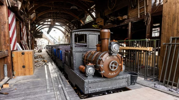 Wiederaufbau im Europa-Park: Neue Wagen des Achterbahnklassikers &laquo;Alpenexpress Enzian&raquo; stehen bereit. Die Anlage war bei einem Brand besch&auml;digt worden. - &copy; Philipp von Ditfurth/dpa