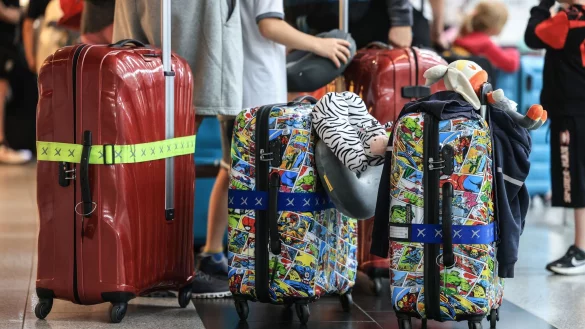 Ein vermeintlich cleverer Fr&uuml;hstart in die Schulferien kann f&uuml;r Eltern mit b&ouml;sem Erwachen enden. (Archivbild) - &copy; Oliver Berg/dpa