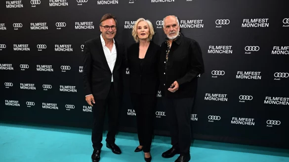 Jessica Lange posiert in M&uuml;nchen mit Thomas Linsmayer (l), dem Gesch&auml;ftsf&uuml;hrer des Deutschen Theaters, und Filmregisseur Michael Cristofer f&uuml;r die Fotografen. - &copy; Felix H&ouml;rhager/dpa