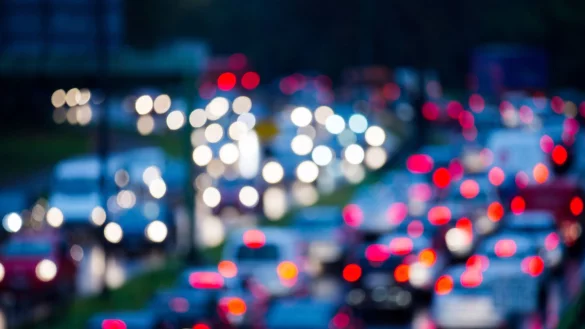 Berufspendler fahren mit ihren Autos über die Zoobrücke nach Köln. - © Rolf Vennenbernd/dpa/Symbolbild