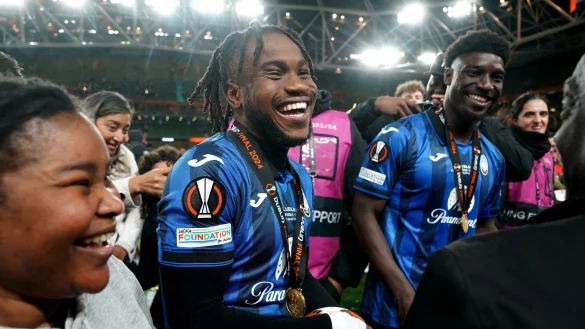 Bergamos Ademola Lookman feiert den Sieg nach dem Spiel. - &copy; Brian Lawless/PA Wire/dpa