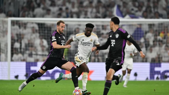 Aurelien Tchouameni (M) von Madrid in Aktion gegen Harry Kane (l) von M&uuml;nchen. - &copy; Peter Kneffel/dpa