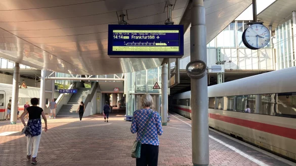 Nach St&ouml;rung l&auml;uft Bahnverkehr wieder an. - &copy; Verena Schmitt-Roschmann/dpa