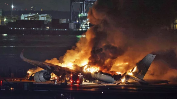 Ein Passagierflugzeug geriet nach der Landung auf dem Tokioter Flughafen Haneda bei der Kollision in Brand. - &copy; Uncredited/Kyodo News/AP/dpa