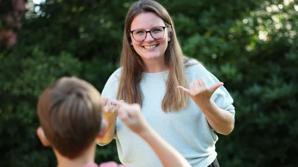 Gehörlose oder Schwerhörige quatschen mühelos über Stunden über Gebärdensprache miteinander. - © Christian Charisius/dpa