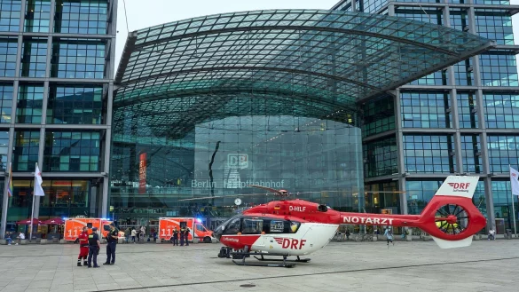 Teile des Berliner Hauptbahnhofs sind nach dem Ungl&uuml;ck gesperrt - ein Rettungshubschrauber steht bereit. - &copy; Thomas Frey/dpa