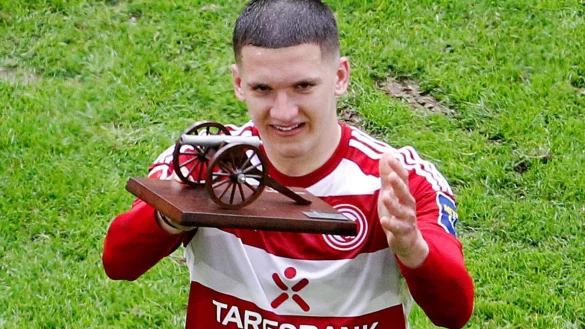 Der D&uuml;sseldorfer Dreifachtorsch&uuml;tze Christos Tzolis wird zum Torsch&uuml;tzenk&ouml;nig der 2. Bundesliga geehrt. - &copy; Roland Weihrauch/dpa