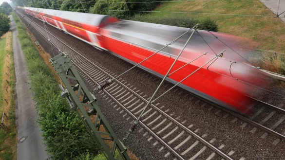 Die Bahn baut f&uuml;r viel Geld die Strecke Emmerich-Oberhausen aus. Demn&auml;chst gibt es deshalb wieder Sperrungen - &copy; picture alliance / dpa