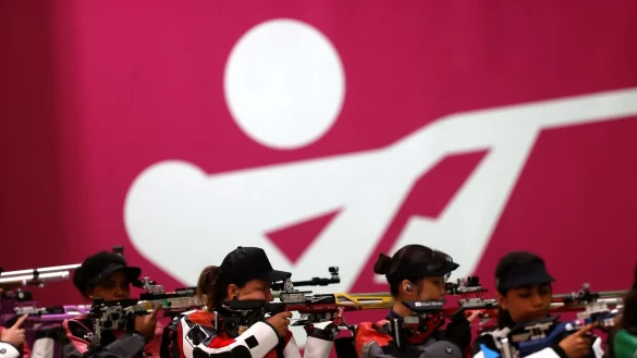 Elavenil Valarivan (l) aus Indien und Jolyn Beer (2.v.l.) aus Deutschland in Aktion. - &copy; Oliver Weiken/dpa/Archivbild