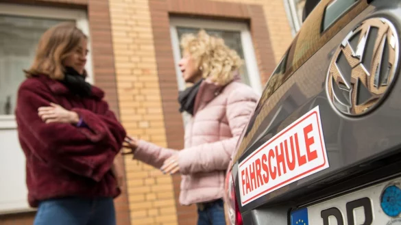 Um unerw&uuml;nschte Ausgaben zu vermeiden, kl&auml;rt man besser vor Beginn der Ausbildung genau, welche Leistungen ben&ouml;tigt werden. - &copy; Christin Klose/dpa-tmn/dpa