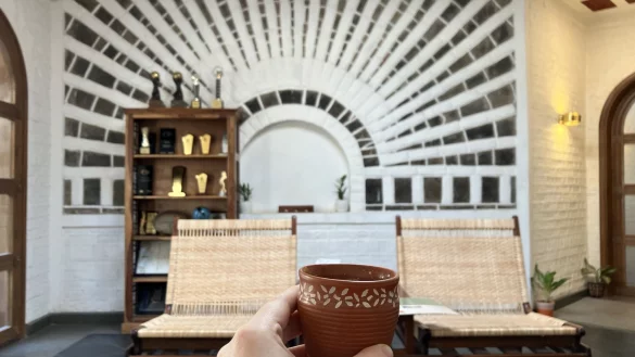 Ayurveda ist eine uralte indische Form der Alternativmedizin: Im Innern einer Ayurveda-Klinik werden G&auml;ste mit Kr&auml;utertee begr&uuml;&szlig;t. - &copy; Anne-Sophie Galli/dpa