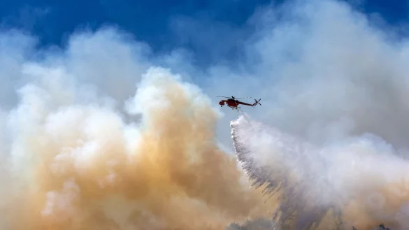 Noch immer flammen neue Brandherde auf, bek&auml;mpft wird auch aus der Luft. - &copy; Marios Lolos/XinHua/dpa