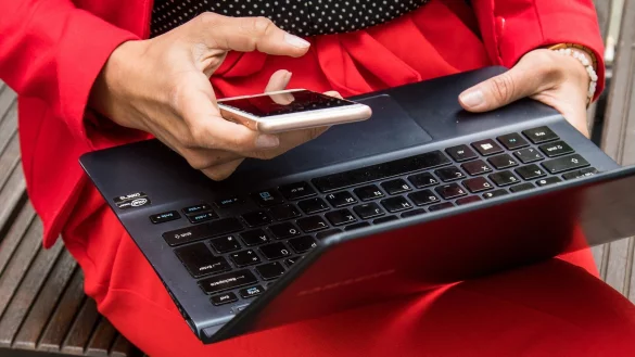 Zus&auml;tzlicher Code aufs Smartphone: Eine Zwei-Faktor-Authentisierung bei Log-ins bringt mehr Sicherheit. - &copy; Christin Klose/dpa-tmn/dpa