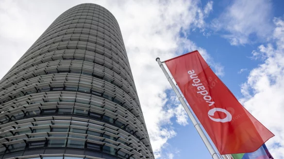 Vodafone-Flaggen wehen vor der Firmenzentrale in D&uuml;sseldorf. Der Telekommunikationsanbieter hat ein insgesamt schwaches Quartal hinter sich. - &copy; Thomas Banneyer/dpa