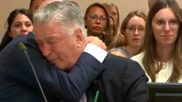 Alec Baldwin weint Tr&auml;nen der Erleichterung. - &copy; -/Pool Video via AP/dpa