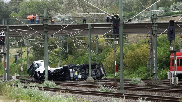 Die Bahnstrecke K&ouml;ln-Aachen ist nach einem Lkw-Unfall gr&ouml;&szlig;tenteils wieder frei. - &copy; Vincent Kempf/dpa