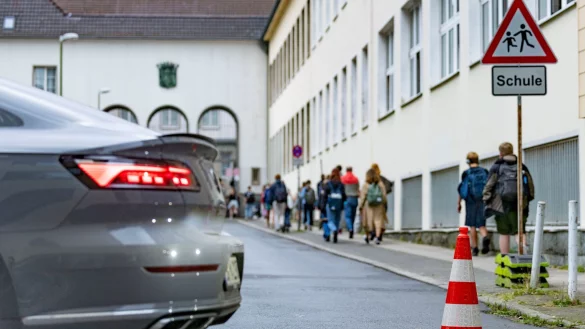 Autoverkehr unmittelbar vor Schultoren - das muss nicht sein, finden viele. - &copy; Christoph Reichwein/dpa
