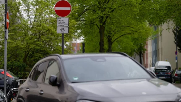 Der Handelsverband Deutschland mahnte, dass eine Debatte &uuml;ber Fahrverbote am Wochenende f&uuml;r den Einzelhandel Gift sei. - &copy; Henning Kaiser/dpa