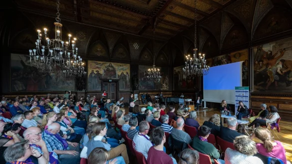 Katrin G&ouml;ring-Eckardt, Irme Stetter-Karp, Luisa Neubauer und Moderatorin Katharina Norpoth, sitzen auf dem Deutschen Katholikentag im Festsaal des Rathauses bei einer Podiumsdiskussion. - &copy; Hendrik Schmidt/dpa