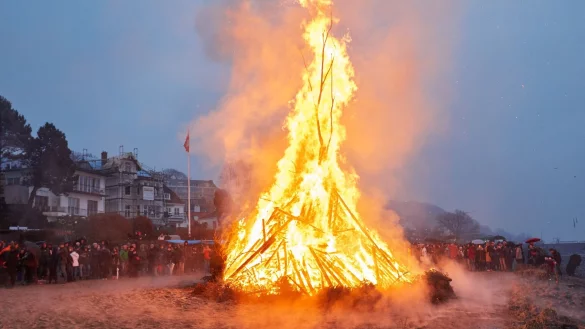 Die Konzentration von Feinstaub wird durch die Osterfeuer &ouml;rtlich erh&ouml;ht. - &copy; Georg Wendt/dpa