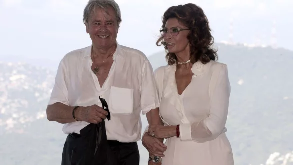 Alain Delon und Sophia Loren waren oft bei gemeinsamen &ouml;ffentlichen Auftritten zu sehen. - &copy; Jes&uacute;s Espinosa/EFE/dpa