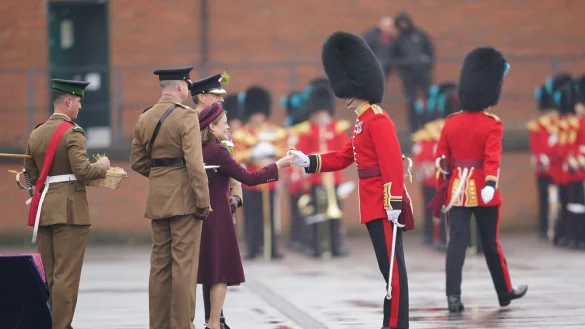 Lady Ghika vertritt Prinzessin Kate bei der &Uuml;bergabe von Kleebl&auml;ttern an die Offiziere beim St. Patrick\\\'s Day. - &copy; Yui Mok/PA Wire/dpa