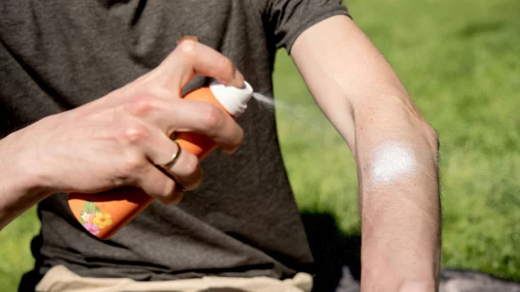 Damit Sonnencreme auch sch&uuml;tzt, sollte man sie durchaus gro&szlig;z&uuml;gig auftragen. - &copy; Zacharie Scheurer/dpa-tmn