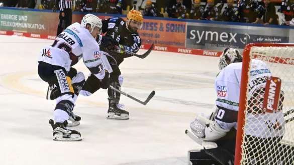 Bremerhavens Alexander Friesen (M.) erzielte das 4:2. - &copy; Carmen Jaspersen/dpa