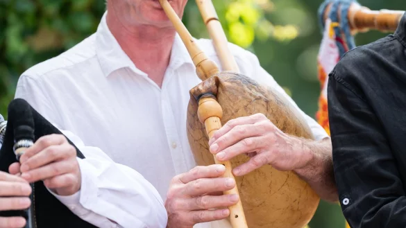 Ein Musiker spielt w&auml;hrend dem Festival &laquo;Sackpfeifen in Schwaben&raquo; am Haus der Volkskunst auf einer Sackpfeife. - &copy; Silas Stein/dpa/Archivbild