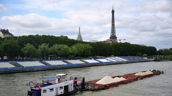 Keine Filmszene, sondern ein Foto aus dem Sommer w&auml;hrend Olympia. Ein Schiff passiert Trib&uuml;nen, im Hintergrund ist der Eiffelturm zu sehen. Im Netflix-Hit &laquo;Im Wasser der Seine&raquo; treibt dagegen ein Hai sein Unwesen im Pariser Gew&auml;sser. (Archivbild) - &copy; Sina Schuldt/dpa