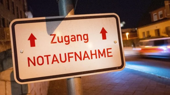 Der Schriftzug &laquo;Zugang Notaufnahme&raquo; h&auml;ngt vor einem Geb&auml;ude einer Klinik. - &copy; Stefan Sauer/dpa/Symbolbild