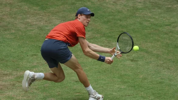 Der Weltranglisten-Erster Jannik Sinner spielt eine R&uuml;ckhand. - &copy; Friso Gentsch/dpa
