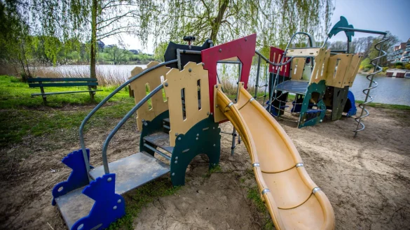 In Mecklenburg-Vorpommern haben Kinder nach einer neuen Studie den weitesten Weg zu einem Spielplatz. (Archivbild) - &copy; Jens B&uuml;ttner/dpa