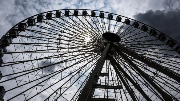 Zum Hingucken und Runtergucken: Ein Riesenrad ist auch bei Libori 2024 wieder mit dabei - &copy; Guido Kirchner/dpa