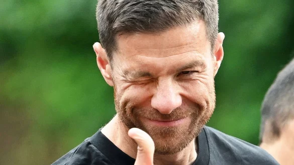 Leverkusens Trainer Xabi Alonso gestikuliert bei einem Autokorso von Schloss Morsbroich zur BayArena. - &copy; Marius Becker/dpa