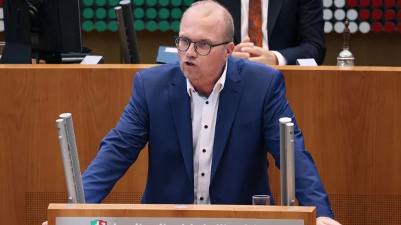 SPD-Oppositionsführer Jochen Ott kritisierte, dass die Opposition nicht frühzeitig in das Maßnahmenpaket eingebunden worden sei. - © David Young/dpa