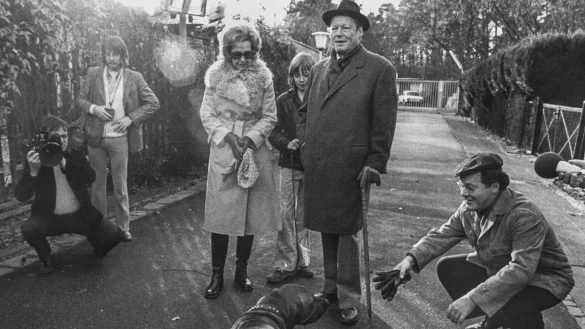 Bundeskanzler Willy Brandt und Familie werden beim Spaziergang von G&uuml;nter Guillaume (r) begleitet. - &copy; Peter Popp/dpa