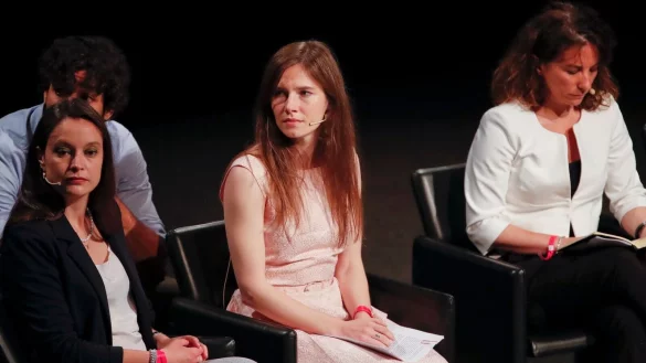 Die US-Amerikanerin Amanda Knox (m.) 2019 bei einem Kongress zu Justizirrt&uuml;mern in Modena. - &copy; Antonio Calanni/AP/dpa