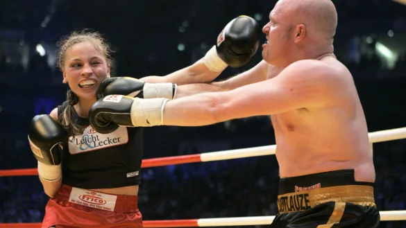 Viele rätseln: Was bezweckt Raab mit dem neuen Boxkampf? - © Jörg Carstensen/dpa