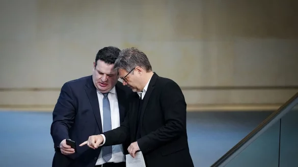 Hubertus Heil (l) und Robert Habeck ringen um eine gemeinsame Position bei der Umsetzung des Lieferkettengesetzes. Archivbild - &copy; Kay Nietfeld/dpa