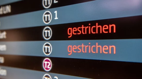 Auf einer Info-Tafel am Flughafen BER werden Flugausfälle angezeigt. Ein Großteil der Anträge bei der SÖP bezog sich 2023 wie üblich auf den Luftverkehr. - © Paul Zinken/dpa