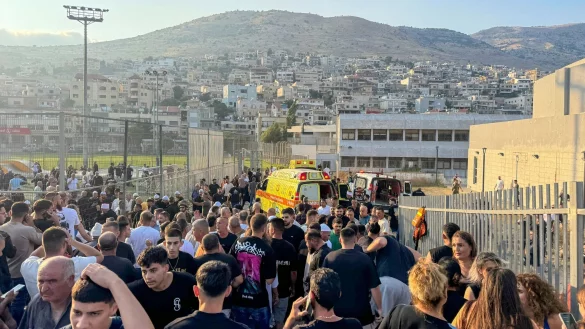 Nach dem Raketeneinschlag auf einem belebten Fu&szlig;ballplatz in Madschdal Schams herrscht Entsetzen. - &copy; Hassan Shams/AP/dpa