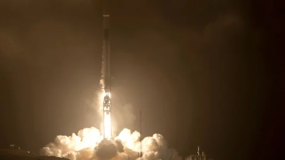 Die SpaceX Falcon 9 Rakete startet mit dem Double Asteroid Redirection Test (DART) an Bord vom Space Launch Complex 4E auf der Vandenberg Space Force Base in Kalifornien. - &copy; Bill Ingalls/NASA/AP/dpa