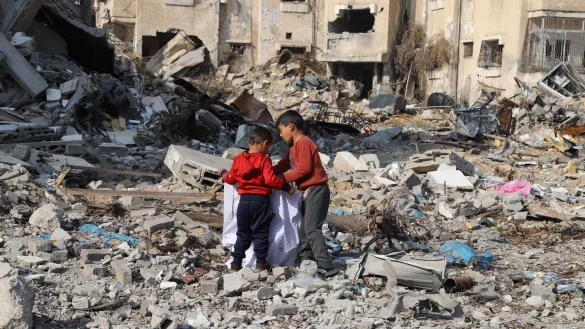 Kinder sammeln Gegenstände in den Trümmern zerstörter Gebäude im Flüchtlingslager Dschabalia am Rande von Gaza-Stadt. - © Mohammed Ali/XinHua/dpa