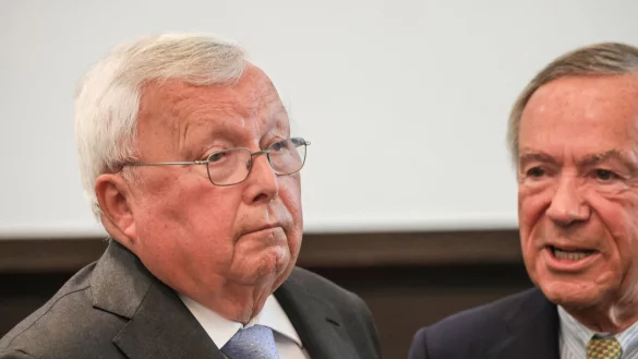 Christian Olearius in einem Saal des Bonner Landgerichts, wo ein Verfahren gegen ihn im Sommer 2024 wegen Verhandlungsunf&auml;higkeit eingestellt wurde. (Archivbild) - &copy; Oliver Berg/dpa