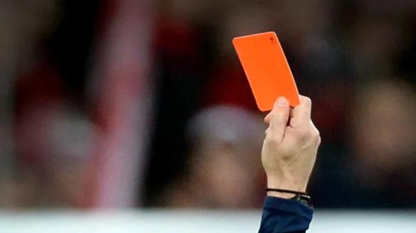 Ein Schiedsrichter zeigt einem Fu&szlig;ballspieler die rote Karte. - &copy; Patrick Seeger/dpa