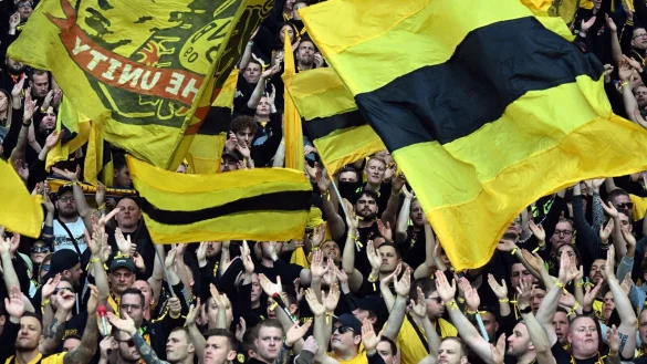 Dortmunds Fans feuern ihre Mannschaft an. - &copy; Robert Michael/dpa